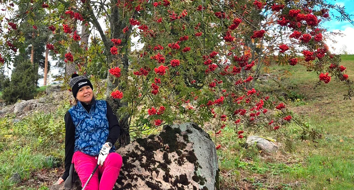 NivelTehon käyttäjä istuu puun juurella